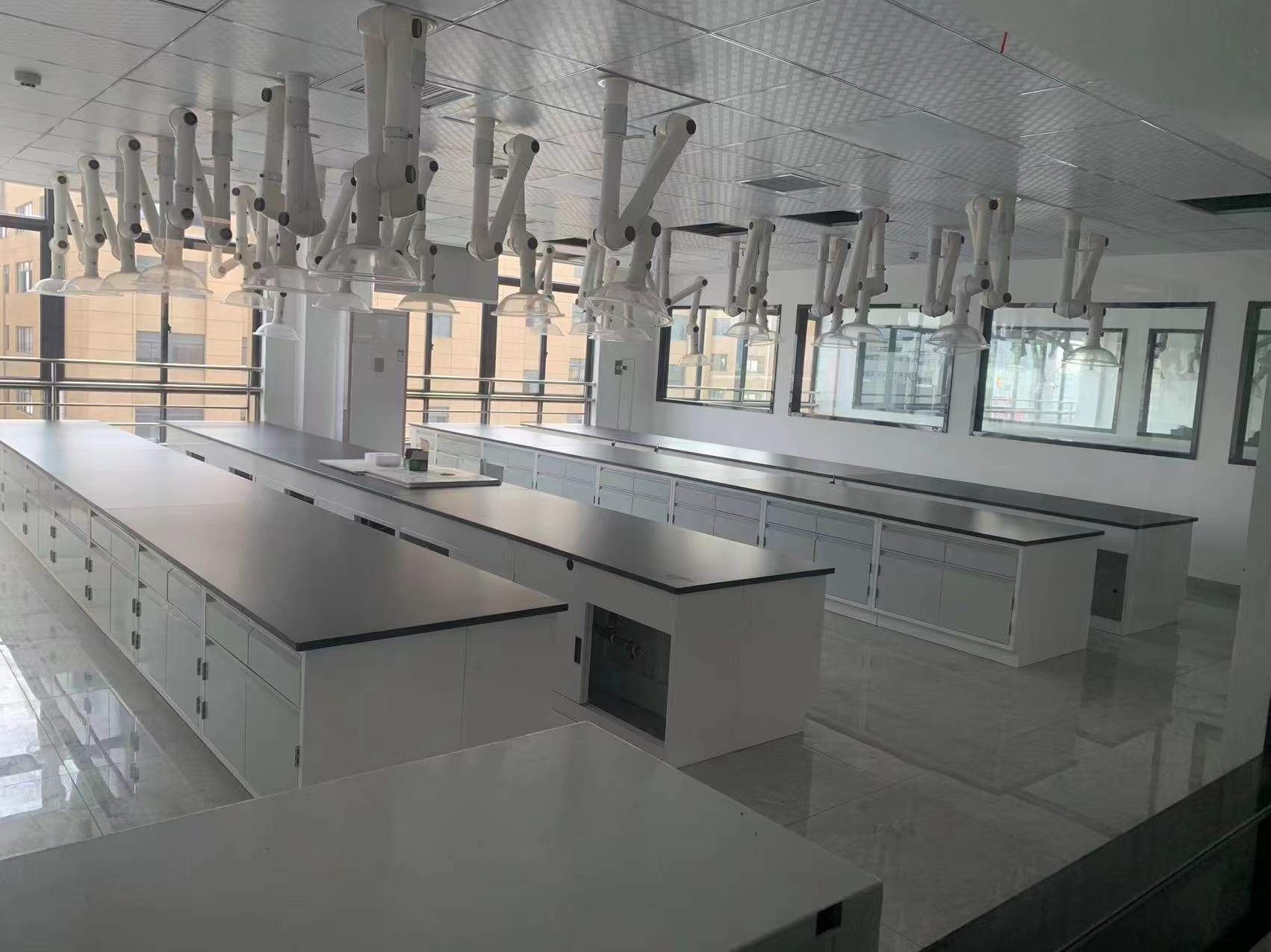 實驗室建設(shè)時對實驗室實驗臺安全間距要求