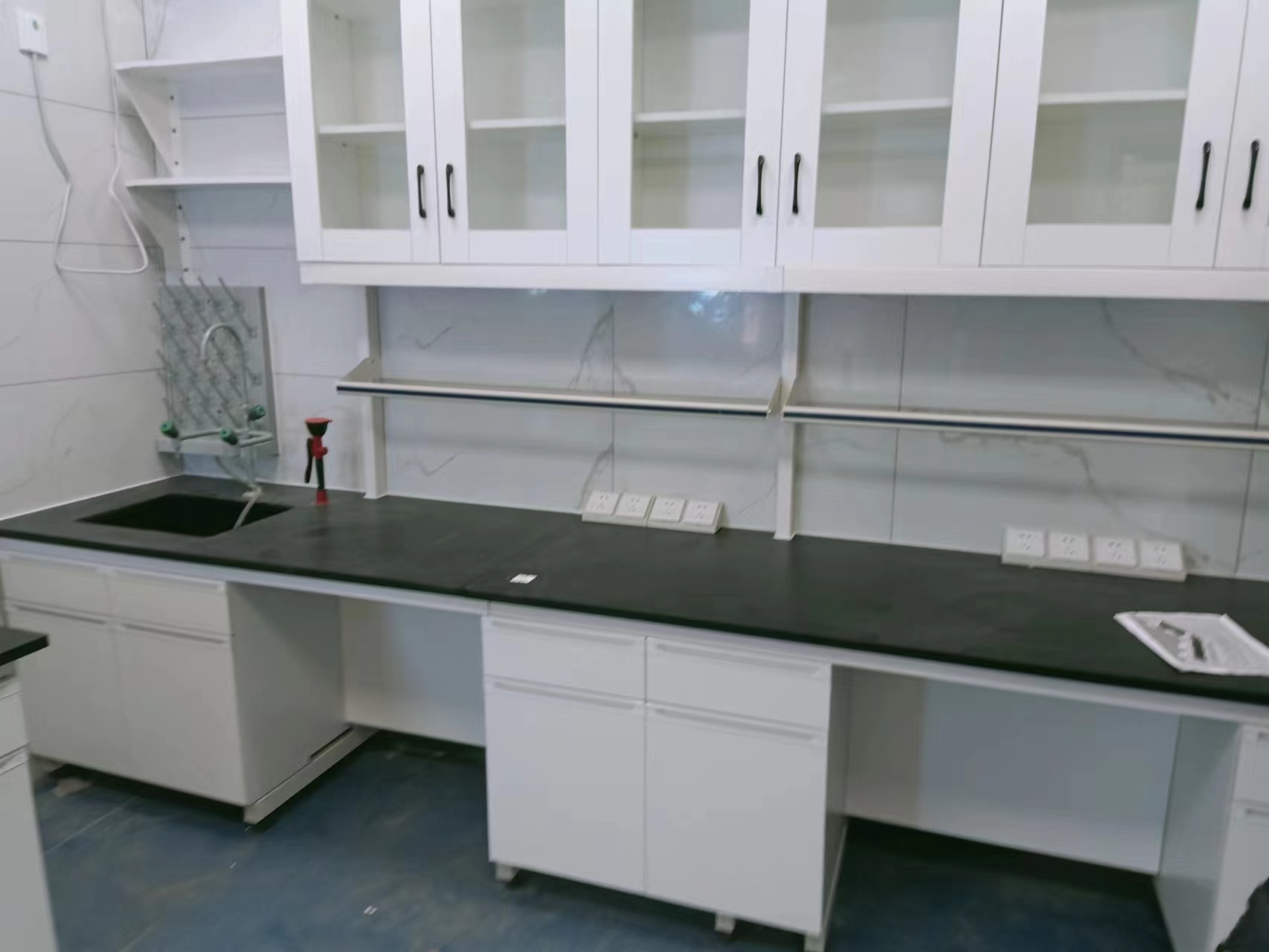 鋼木實(shí)驗(yàn)臺(tái)帶吊柜灰白色 鋼木實(shí)驗(yàn)臺(tái)帶吊柜